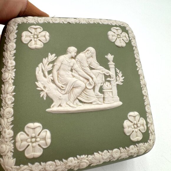 Wedgwood Jasperware Sage Green Square Lidded Trinket Box Angels Cherub Flowers - Picture 3 of 12